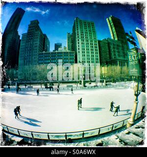 Patineurs sur glace dans le Parc du Millénaire. Chicago, IL Banque D'Images