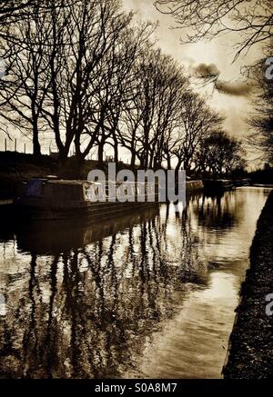 Bateaux sur l'étroit canal de Liverpool et de Leeds Banque D'Images