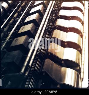 Détail de la Lloyd's Building, accueil de l'institution d'assurance Lloyd's de Londres à Lime Street, Londres, Angleterre. Le bâtiment a été conçu par l'architecte Richard Rogers. Banque D'Images