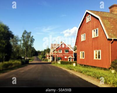 Falu traditionnelles maisons rouge road à Tallberg, dalarna, Suède en été Banque D'Images