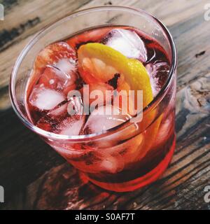 Campari Soda, et le citron en verre sur une table en bois rustique Banque D'Images