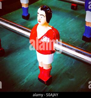 Joueur de football Rouge d'un baby-foot ou partie de football de table Banque D'Images