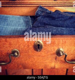 Denim Jeans dans armoire tiroir Banque D'Images