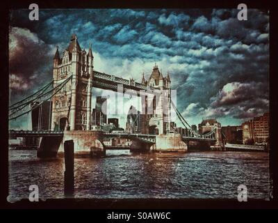 Une antique/Grunge Image Effet de Tower Bridge à Londres, Angleterre. Une vue de la rive sud de la Tamise. Le Tower Bridge a été construit entre 1886 et 1894. Crédit Photo © Colin Hoskins Banque D'Images