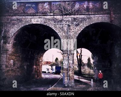 Marche sous un pont de chemin de fer, Hanwell, à l'ouest de Londres, Angleterre, Royaume-Uni, Europe Banque D'Images