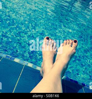 Pieds à la piscine Banque D'Images