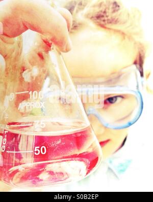 Jeune fille portant ces lunettes pour mener des expériences de chimie Banque D'Images