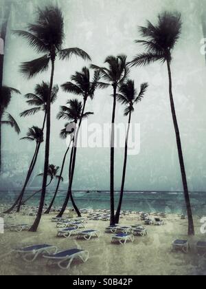 Un tropical beach resort, vide sur un jour de tempête. Banque D'Images