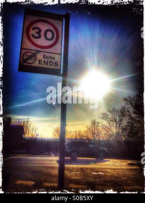 Le soleil qui brille sur la rue résidentielle montrant fin de limite de vitesse, Greenford, London Borough of Ealing, à l'ouest de Londres, Angleterre, Royaume-Uni, Europe Banque D'Images