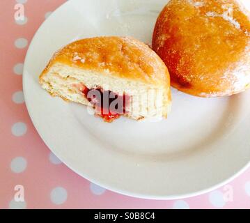 Rempli de confiture donut sur une plaque blanche Banque D'Images