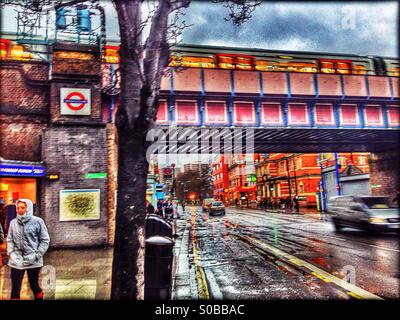 Pont de chemin de fer, Shepherd's Bush Market station de métro, London Borough of Hammersmith et Fulham, Londres, Angleterre, Royaume-Uni, Europe Banque D'Images