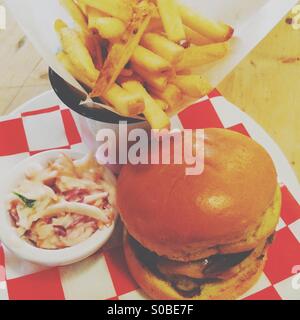 Cheeseburger, frites et salade Banque D'Images