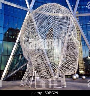 Le "Wonderland" sculpture en face de la proue Tower, dans le centre-ville de Calgary, Alberta, Canada. Banque D'Images