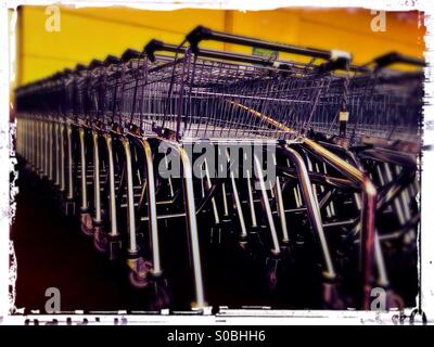 Chariots de supermarché chez Marks et Spencer, Bluewater, Greenhithe, Kent, Angleterre du Sud-Est, Royaume-Uni, Europe Banque D'Images