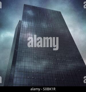 Vue urbaine et sombre, Bâtiment Zuellig conçu par Skidmore, Owings et Merrill architects, Makati, Manila, l'Asie Banque D'Images