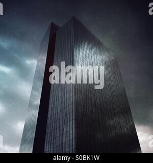 Vue urbaine et sombre, Bâtiment Zuellig conçu par Skidmore, Owings et Merrill architects, Makati, Manila, l'Asie Banque D'Images