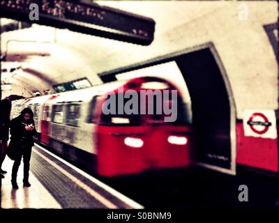 Train de tube arrivant à la station de métro Marylebone, City of Westminster, le centre de Londres, Angleterre, Royaume-Uni, Europe Banque D'Images