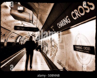 Intérieur de la station de métro Charing Cross, City of Westminster, le centre de Londres, Angleterre, Royaume-Uni, Europe Banque D'Images