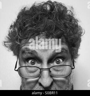 Homme blanc, 64 ans, barbus, portant des lunettes, extreme close-up of face Banque D'Images