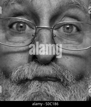 Homme de race blanche, l'âge de 64 ans, close-up de phoque barbu, le vieillissement du visage, parution du modèle, noir et blanc Banque D'Images