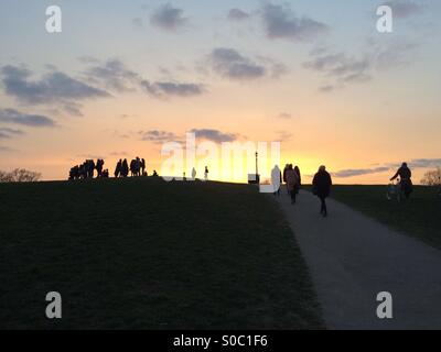 Les gens se rassemblent à Primrose Hill à Londres pour le coucher du soleil Banque D'Images