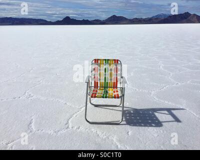 Vintage des années 70 chaise de jardin pliante siège à dans le blanc de Bonneville Salt Flats, Utah. Banque D'Images