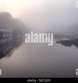 Canaux d'Amsterdam dans un jour brumeux. Banque D'Images