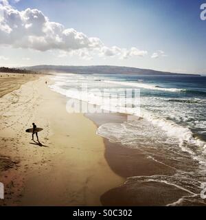 Un internaute s'approche de la plage. Manhattan Beach, Californie, États-Unis. Banque D'Images