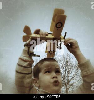Jeune garçon jouant avec biplan modèle Banque D'Images