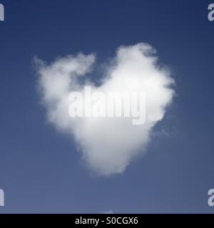 Nuage blanc en forme de coeur dans le ciel bleu. Banque D'Images