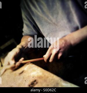 Jan Madiara, un maître-bow maker, travaille sur un arc dans son atelier à Karlovy Vary, République tchèque, 12 septembre 2013. Banque D'Images