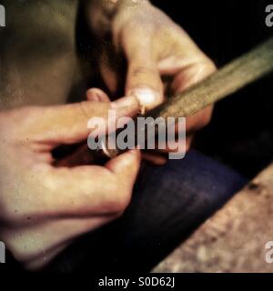 Jan Madiara, un maître-bow maker, travaille avec un fichier main sur un arc détail dans son atelier à Karlovy Vary, République tchèque, 17 septembre 2013. Banque D'Images