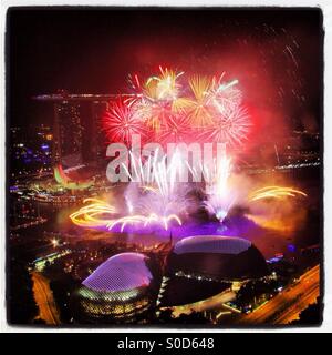New Years Eve fireworks explosent sur Marina Bay à Singapour Banque D'Images