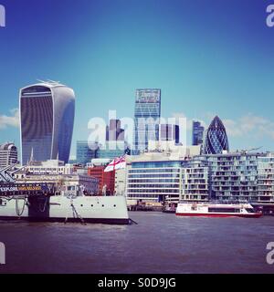 Londres, la ville, avec le HMS Belfast sur la Tamise. Banque D'Images