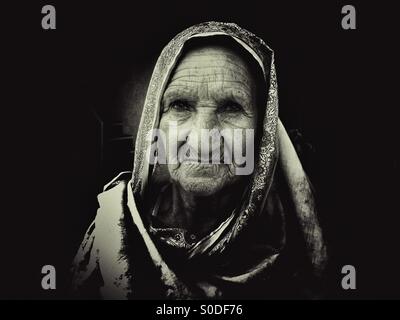 Portrait d'une vieille femme au village Kharian Pakistan Banque D'Images