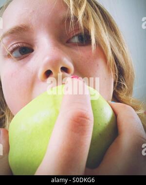 Eating apple Banque D'Images