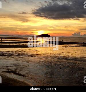 Coucher de soleil à la plage Tanjung Tinggi, Belitung island, Indonésie Banque D'Images