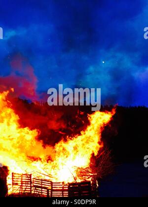 Fête suédoise de la nuit de Walpurgis (Valborgsmässoafton). Un traditionnel feu de Walpurgis pour fêter l'arrivée du printemps. Banque D'Images