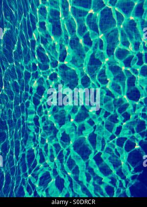 Un modèle créé par l'eau dans une piscine Banque D'Images