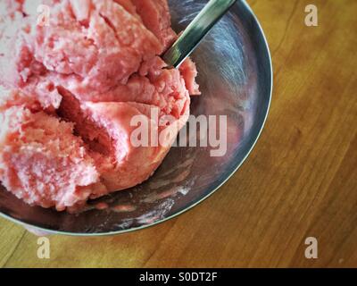 La rhubarbe fraise fraîchement gelato Banque D'Images