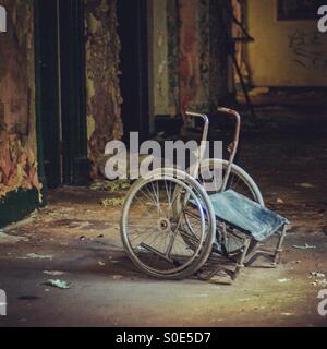 En fauteuil roulant étrange bâtiment abandonné Banque D'Images