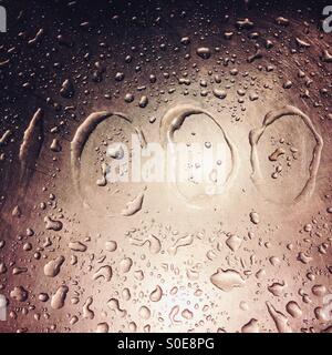 Titre '1000' avec des gouttes d'eau sur la surface de métal Banque D'Images