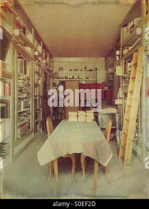 Intérieur de librairies vendant des livres et manuscrits anciens vintage en arcade de Montpensier Galerie à Palais-Royal. 1e arrondissement, dans le centre de Paris, France. Superposition de texture vintage. Banque D'Images