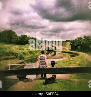 Dame assis sur une poutre, de Worcester et Birmingham Canal près de Tardebigge, Bromsgrove, Worcestershire, Angleterre, RU Banque D'Images