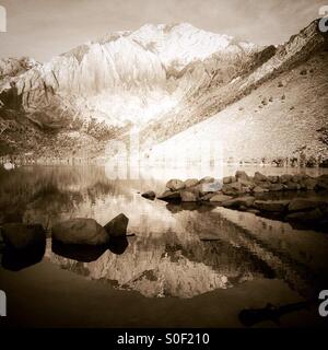 Lac condamné au lever du soleil, la Sierra Nevada, en Californie Banque D'Images