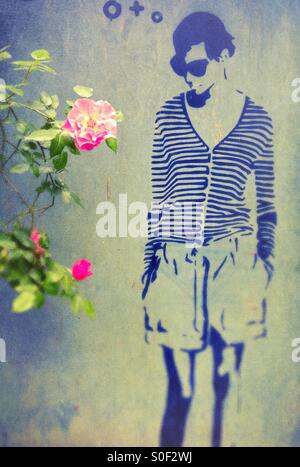 Cool Berlin - Graffiti Wall art à Berlin Allemagne - Audrey Hepburn œuvres d'art sur un mur avec une rose rose Banque D'Images