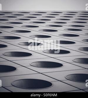 Des cercles et des motifs géométriques sur l'extérieur de Jardine House, le premier gratte-ciel de Hong Kong construit en 1972, Central, Hong Kong Banque D'Images