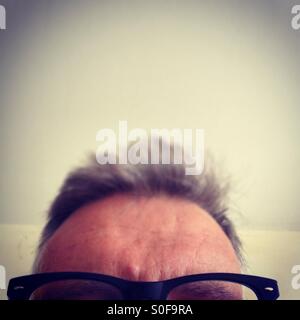 Haut de tête de l'homme d'âge moyen avec des lunettes Banque D'Images