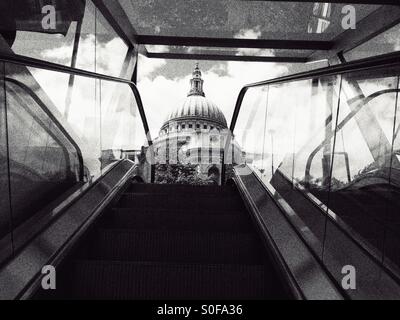 La Cathédrale de St Paul, photographié d'un escalator en noir et blanc Banque D'Images