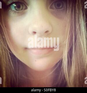 Fille avec de grands yeux à la recherche en appareil photo. Banque D'Images